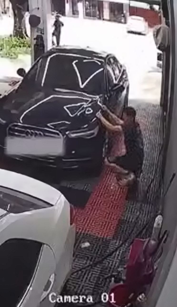 Tak jeho chyba, ale �enu si vola� na pomoc?